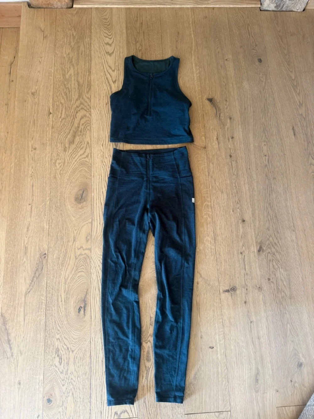 Vuori 2 piece set tank top w built in bra and leggings size s and xs - Picture 4 of 7